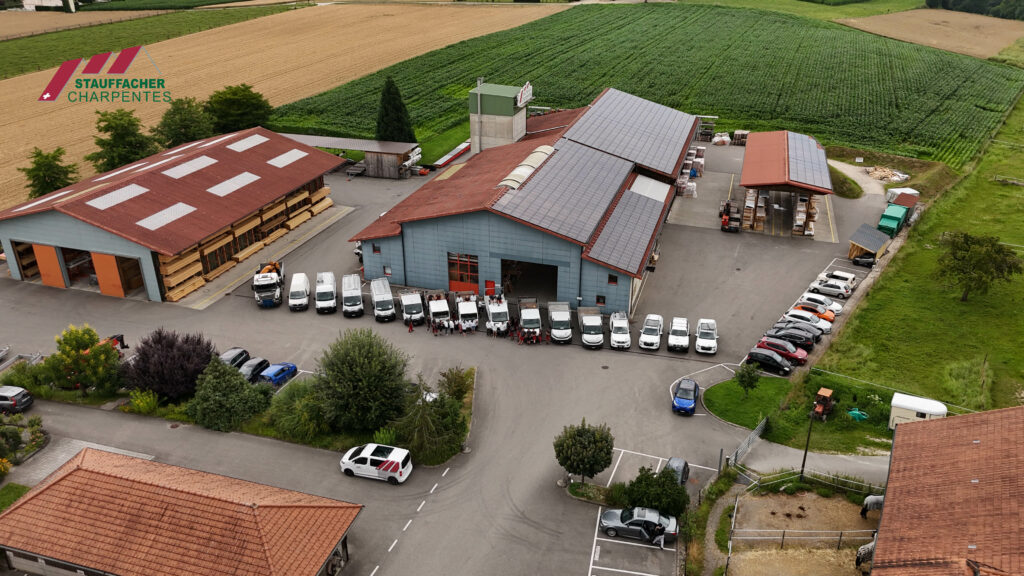 Installation solaire photovoltaïque et véhicules illustrant notre engagement pour l'écologie