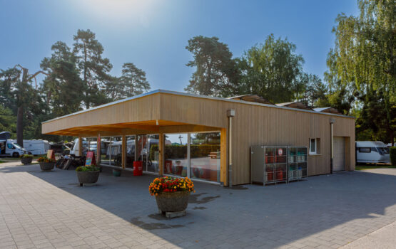 Magasin du Camping Plage à Avenches construit en bois par Stauffacher Charpentes SA.