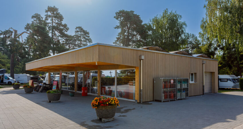 Holzbau des Ladens beim Camping Plage in Avenches, realisiert von Stauffacher Charpentes SA.