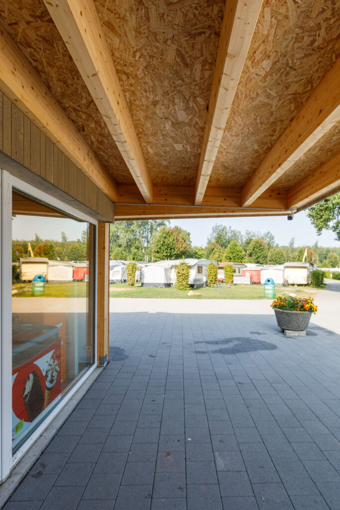 Holzstruktur der Dachkonstruktion beim Laden des Camping Plage in Avenches.