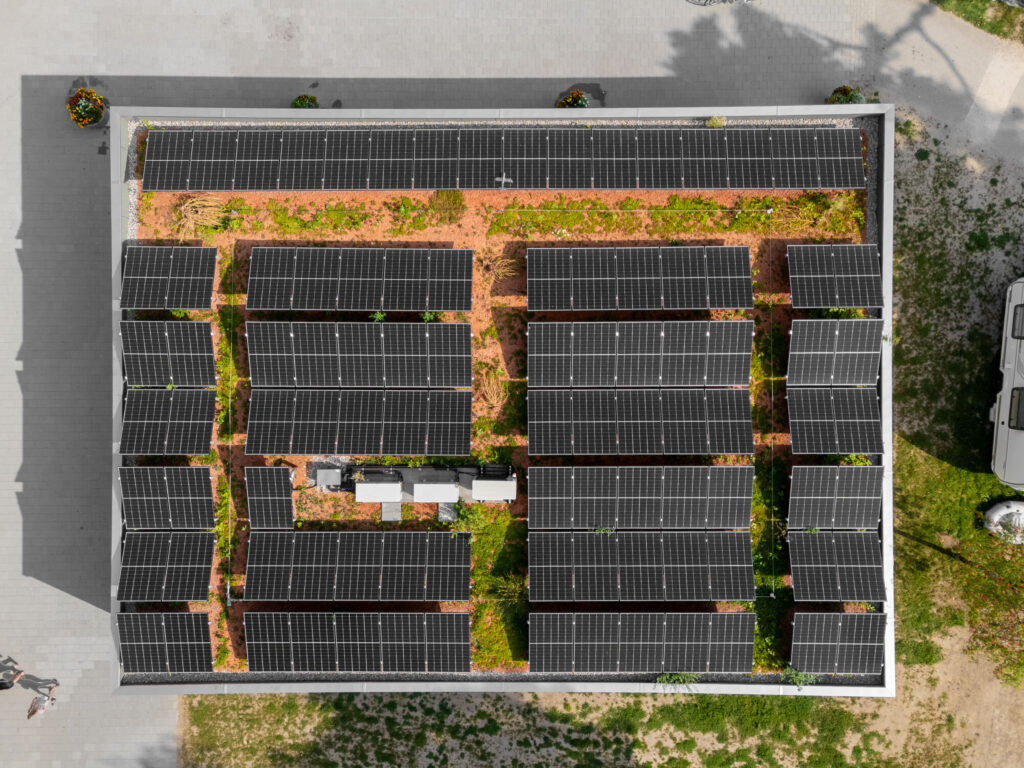 Installation solaire photovoltaïque sur la toiture du Camping Plage à Avenches.