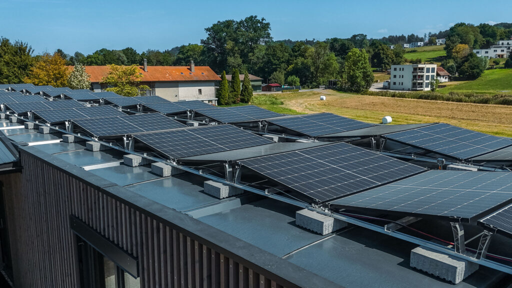 Photovoltaikanlage auf dem Dach der Primarschule in Lossy, installiert von Stauffacher Charpentes SA.