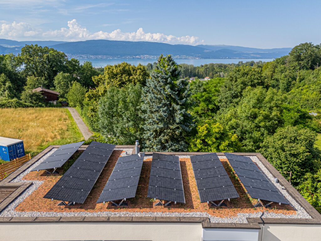 Installation photovoltaïque sur la toiture de la Villa Fontana à Portalban réalisée par Stauffacher Charpentes SA.